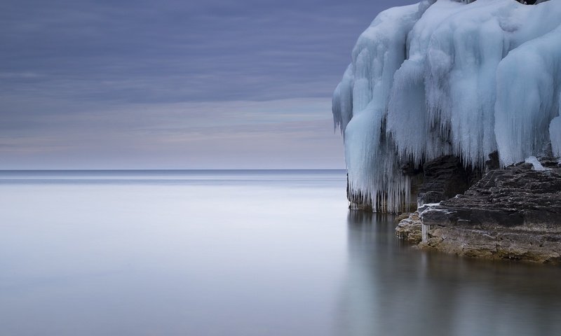 Обои небо, море, скала, горизонт, лёд, сосульки, ледник, глыба, the sky, sea, rock, horizon, ice, icicles, glacier, lump разрешение 2300x1533 Загрузить