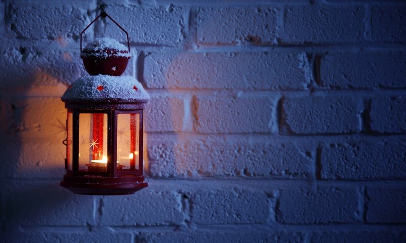 Обои свет, кирпичи, ночь, фонарик, снег, зима, стена, огонь, фонарь, свеча, light, bricks, night, flashlight, snow, winter, wall, fire, lantern, candle разрешение 2880x1800 Загрузить