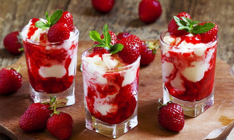 Обои еда, клубника, ягоды, стаканы, сливки, десерт, трайфл, food, strawberry, berries, glasses, cream, dessert разрешение 2048x1331 Загрузить