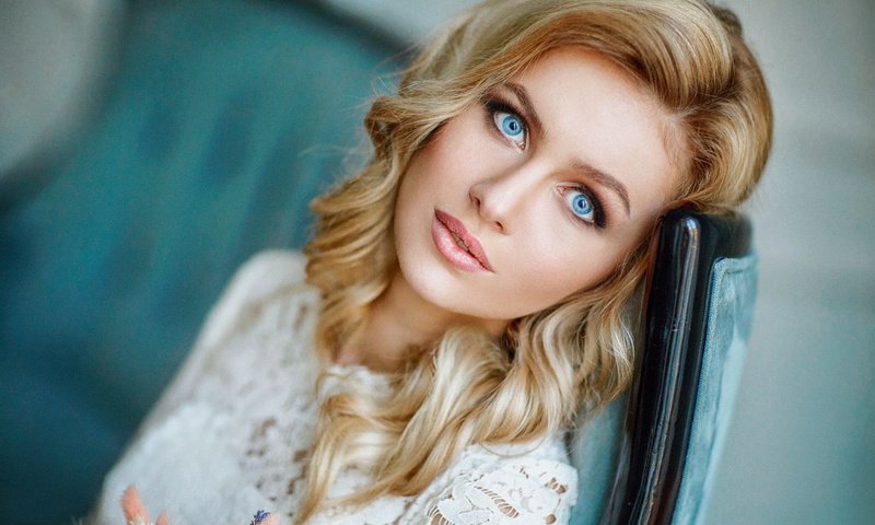 Обои девушка, блондинка, взгляд, волосы, лицо, голубые глаза, girl, blonde, look, hair, face, blue eyes разрешение 1920x1200 Загрузить