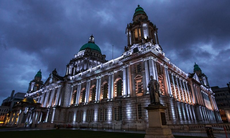 Обои подсветка, архитектура, ирландия, белфаст, мэрия, backlight, architecture, ireland, belfast, city hall разрешение 2048x1440 Загрузить