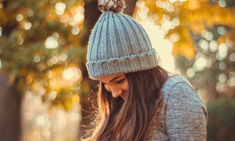 Обои девушка, улыбка, осень, волосы, шапка, боке, girl, smile, autumn, hair, hat, bokeh разрешение 2048x1360 Загрузить