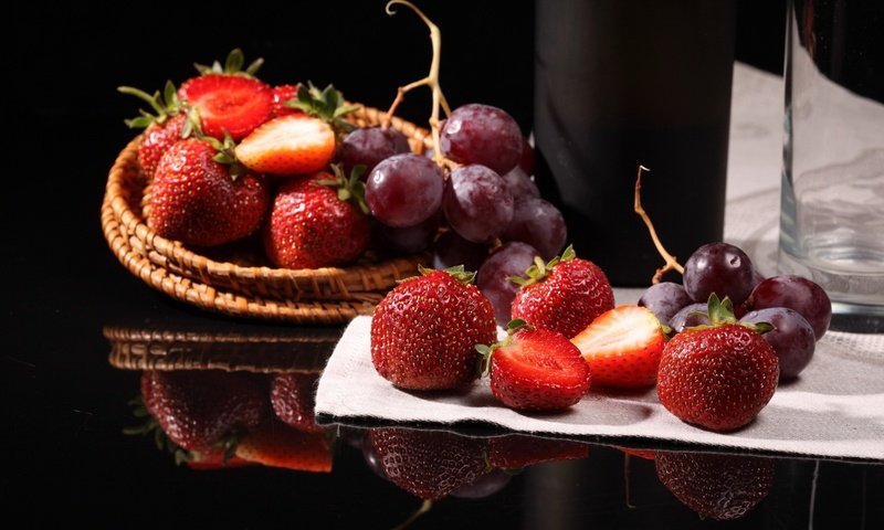 Обои отражение, виноград, клубника, ягоды, reflection, grapes, strawberry, berries разрешение 1920x1200 Загрузить