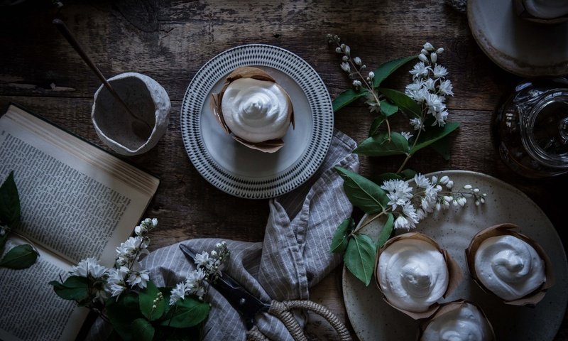 Обои цветы, сладкое, книга, десерт, кексы, flowers, sweet, book, dessert, cupcakes разрешение 1920x1080 Загрузить