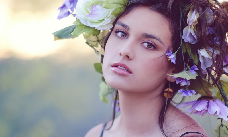 Обои цветы, девушка, взгляд, волосы, лицо, макияж, венок, flowers, girl, look, hair, face, makeup, wreath разрешение 3931x2808 Загрузить