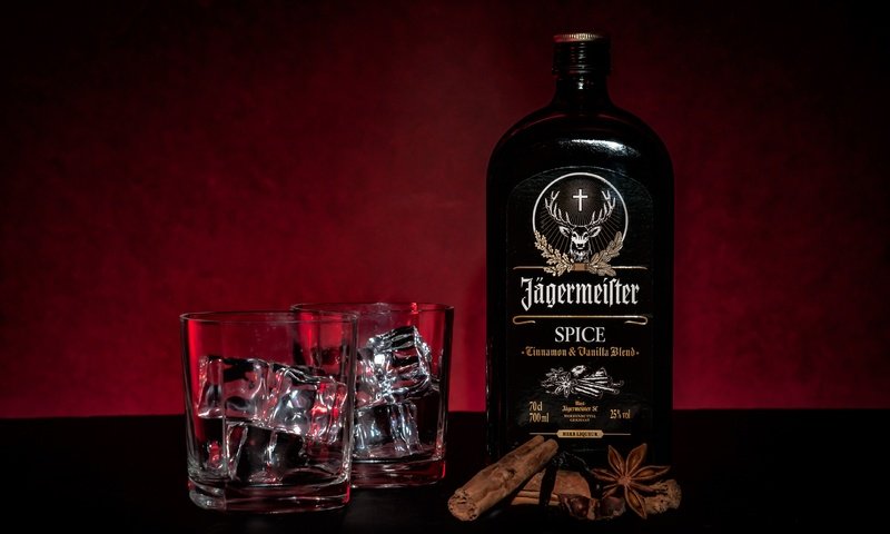 Обои корица, стол, стаканы, бутылка, алкоголь, ликер, jägermeister, cinnamon, table, glasses, bottle, alcohol, liqueur разрешение 4288x2848 Загрузить