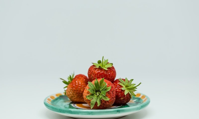 Обои фон, клубника, блюдце, ягоды, background, strawberry, saucer, berries разрешение 2048x1242 Загрузить