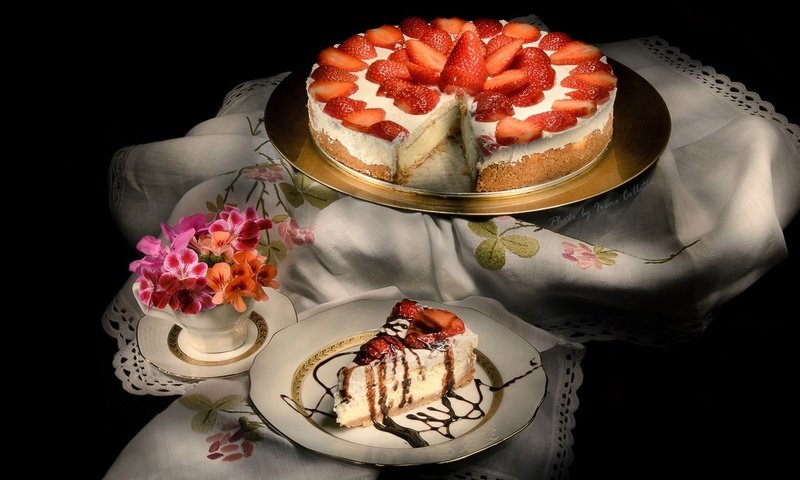 Обои цветы, клубника, черный фон, салфетка, сладкое, торт, десерт, крем, flowers, strawberry, black background, napkin, sweet, cake, dessert, cream разрешение 1920x1257 Загрузить