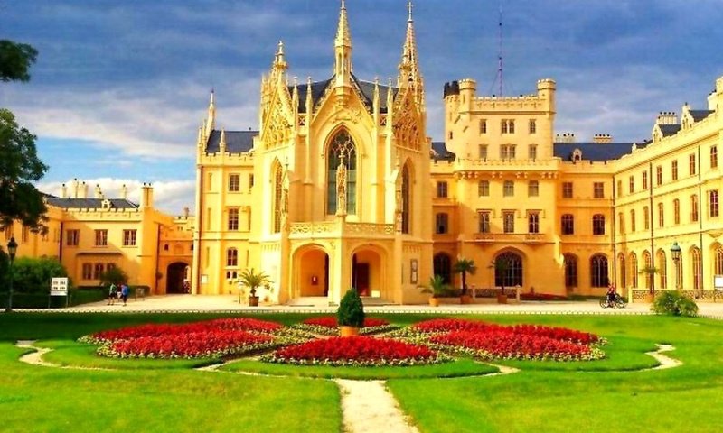 Обои небо, замок, прага, клумба, чехия, замок леднице, zamek lednice, the sky, castle, prague, flowerbed, czech republic, the lednice castle разрешение 1929x1081 Загрузить