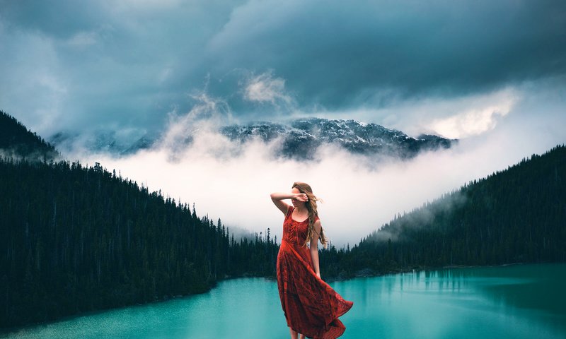 Обои облака, lizzy gadd, озеро, лес, девушка, платье, туман, гора, модель, clouds, lake, forest, girl, dress, fog, mountain, model разрешение 2000x1334 Загрузить