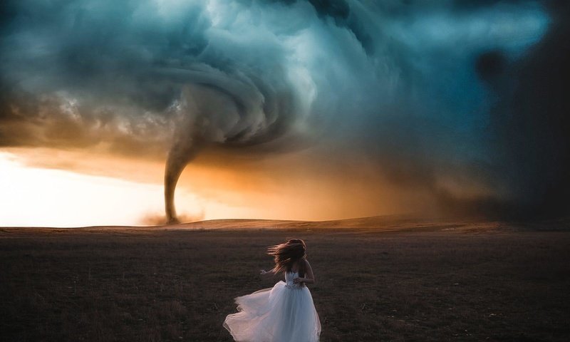 Обои небо, поле, бег, белое платье, смерч, торнадо, вихрь, nacho zàitsev, the sky, field, running, white dress, tornado, vortex разрешение 2000x1376 Загрузить