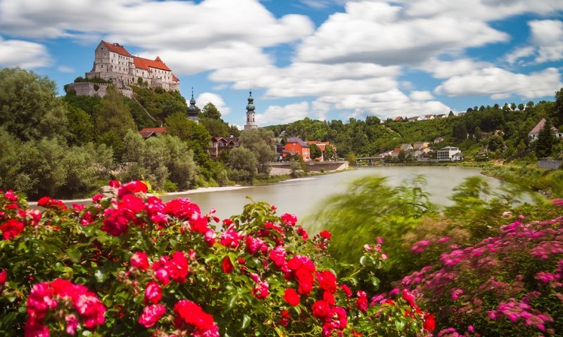 Обои бургхаузен, цветы, salzach river, река, замок бургхаузен, кусты, река зальцах, замок, розы, германия, бавария, баварии, burghausen, flowers, river, burghausen castle, the bushes, the salzach river, castle, roses, germany, bayern, bavaria разрешение 4381x2921 Загрузить