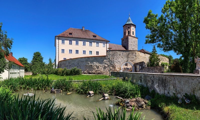 Обои небо, германия, трава, камыши, деревья, бавария, солнце, gosheim, зелень, лето, дома, пруд, the sky, germany, grass, the reeds, trees, bayern, the sun, greens, summer, home, pond разрешение 4000x2222 Загрузить