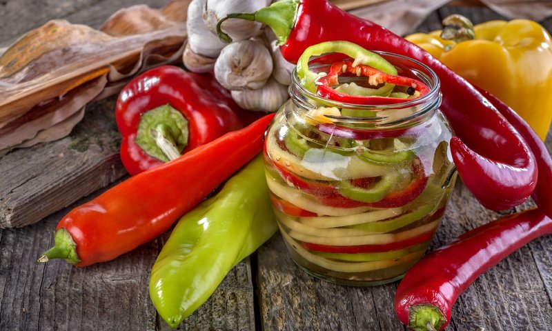 Обои овощи, банка, чили, перец, чеснок, паприка, маринованный перец, vegetables, bank, chile, pepper, garlic, paprika, pickled pepper разрешение 3840x2400 Загрузить