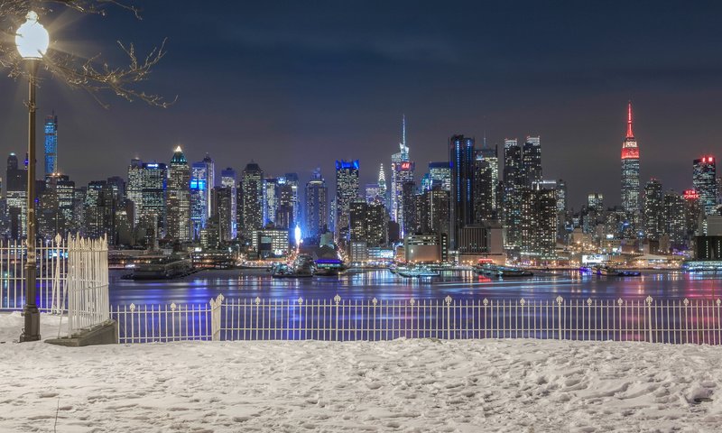 Обои зима, город, фонарь, нью-йорк, манхэттен, andrew thomas, winter, the city, lantern, new york, manhattan разрешение 1920x1080 Загрузить