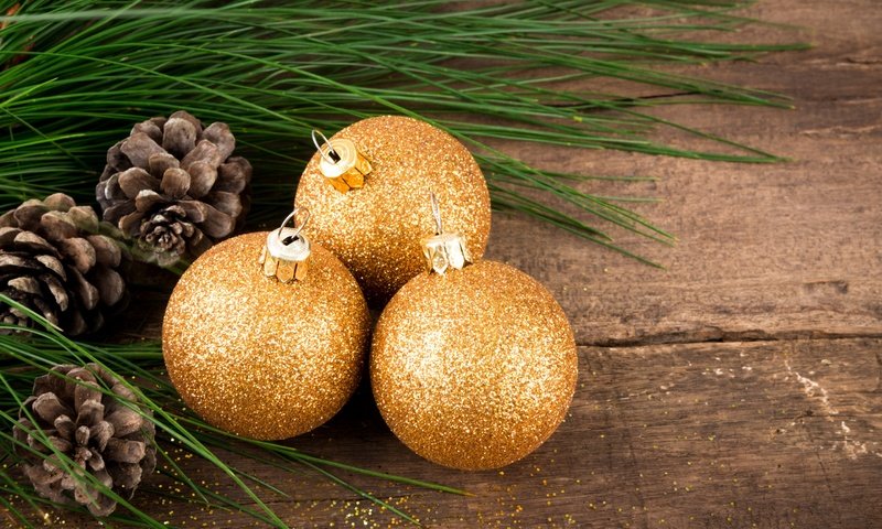 Обои новый год, шары, рождество, шишки, деревянная поверхность, new year, balls, christmas, bumps, wooden surface разрешение 2880x1800 Загрузить