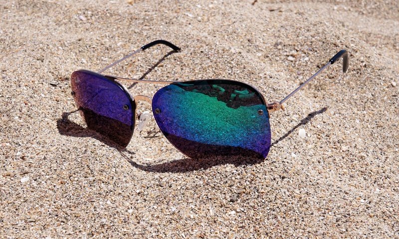 Обои песок, пляж, солнечные очки, sand, beach, sunglasses разрешение 3337x2384 Загрузить
