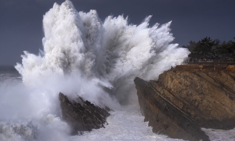 Обои волны, море, волна, шторм, туристы, wave, sea, storm, tourists разрешение 2048x1365 Загрузить