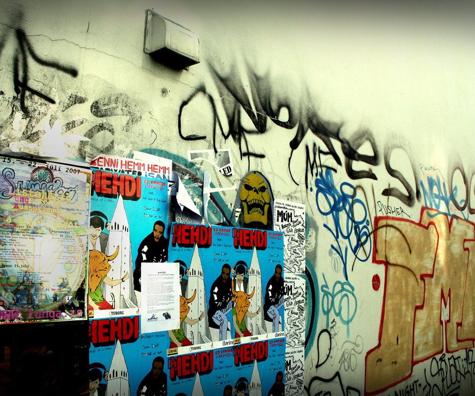 Обои обои, реклама, стиль, объявления, фото, фон, город, стена, разное, граффити, wallpaper, advertising, style, ads, photo, background, the city, wall, different, graffiti разрешение 1920x1200 Загрузить