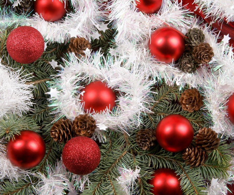 Обои елка, шары, игрушки, праздник, рождество, шишки, tree, balls, toys, holiday, christmas, bumps разрешение 1920x1200 Загрузить