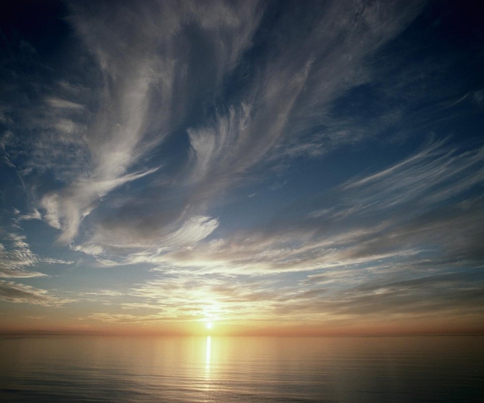Обои небо, облака, закат, горизонт, гладь, the sky, clouds, sunset, horizon, surface разрешение 1999x1333 Загрузить