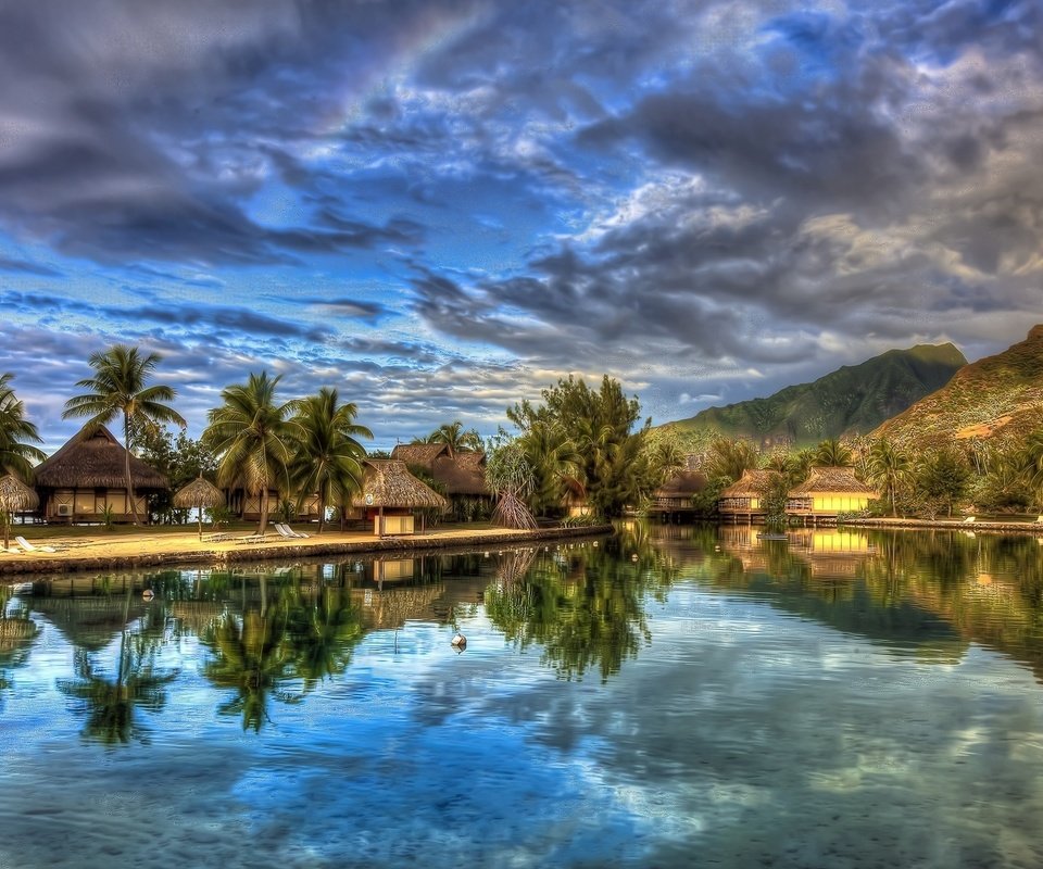 Обои облака, река, домики, пальмы, clouds, river, houses, palm trees разрешение 1920x1200 Загрузить