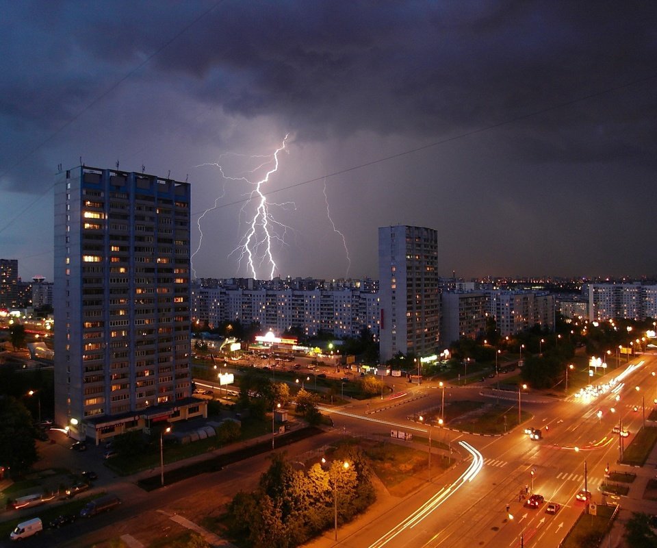 Обои дорога, огни, вечер, тучи, молния, москва, дома, россия, road, lights, the evening, clouds, lightning, moscow, home, russia разрешение 1920x1440 Загрузить