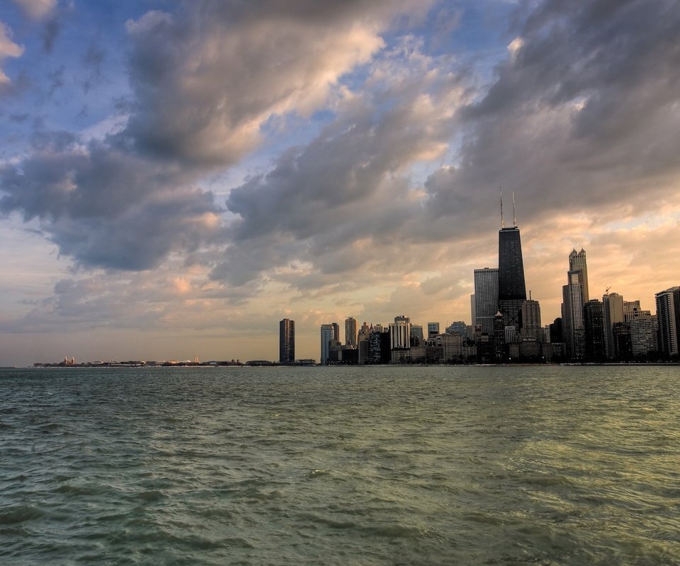 Обои облака, вода, небоскребы, чикаго, clouds, water, skyscrapers, chicago разрешение 1920x1200 Загрузить