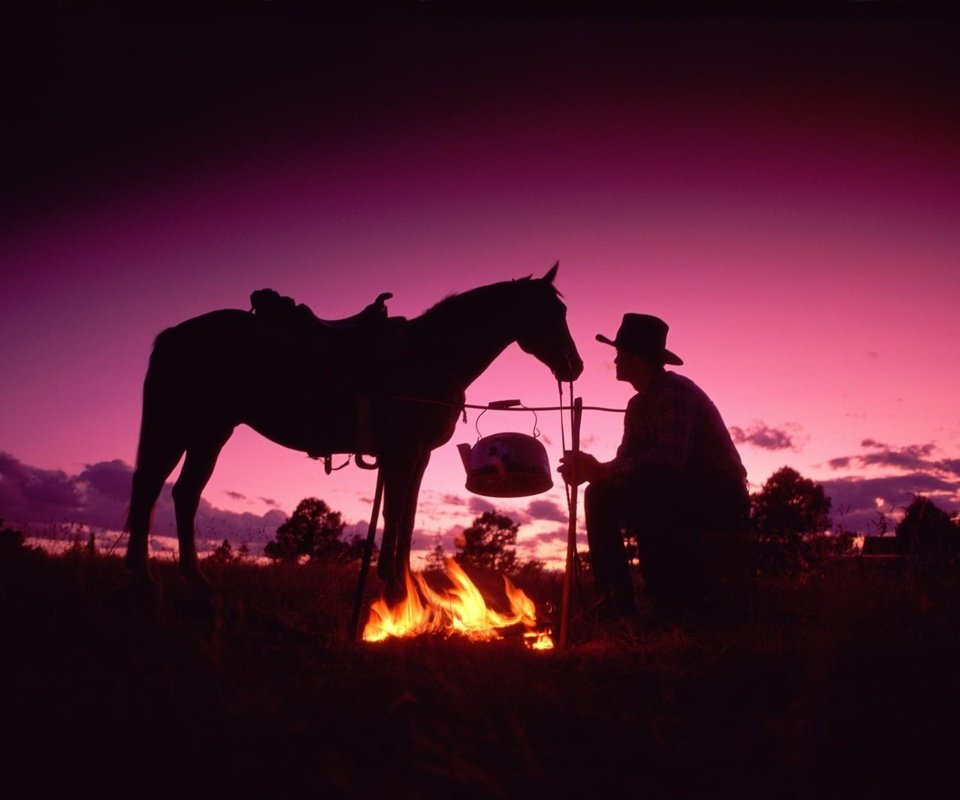 Обои вечер, костёр, ковбой, the evening, the fire, cowboy разрешение 1999x1333 Загрузить