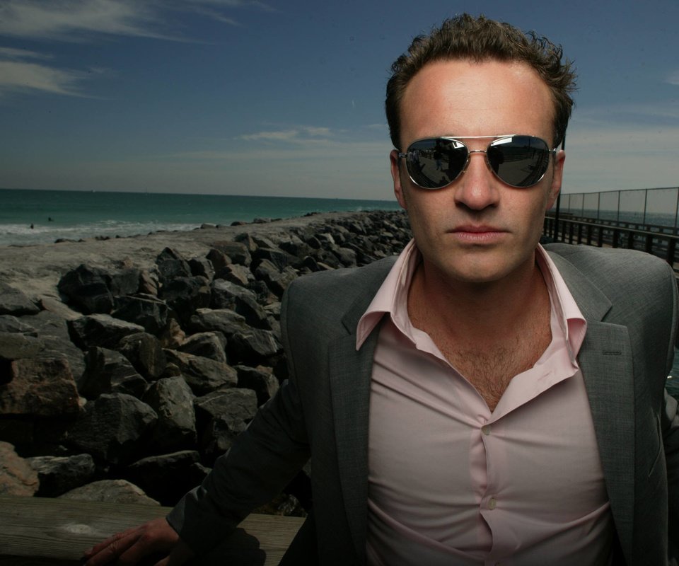 Обои камни, море, актёр, джулиан макмэхон, stones, sea, actor, julian mcmahon разрешение 1920x1440 Загрузить