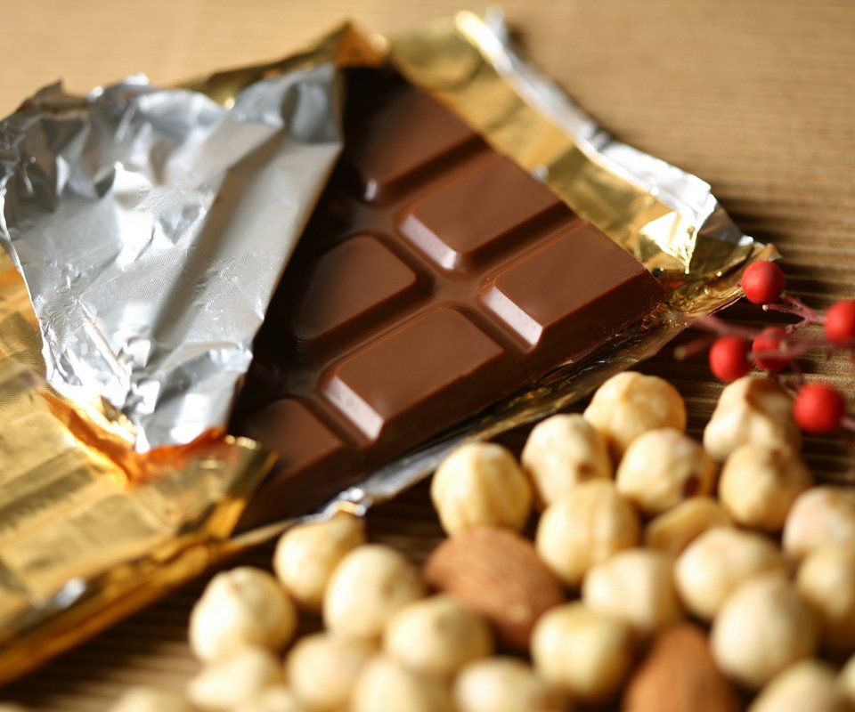 Обои орехи, шоколад, фундук, nuts, chocolate, hazelnuts разрешение 1920x1200 Загрузить