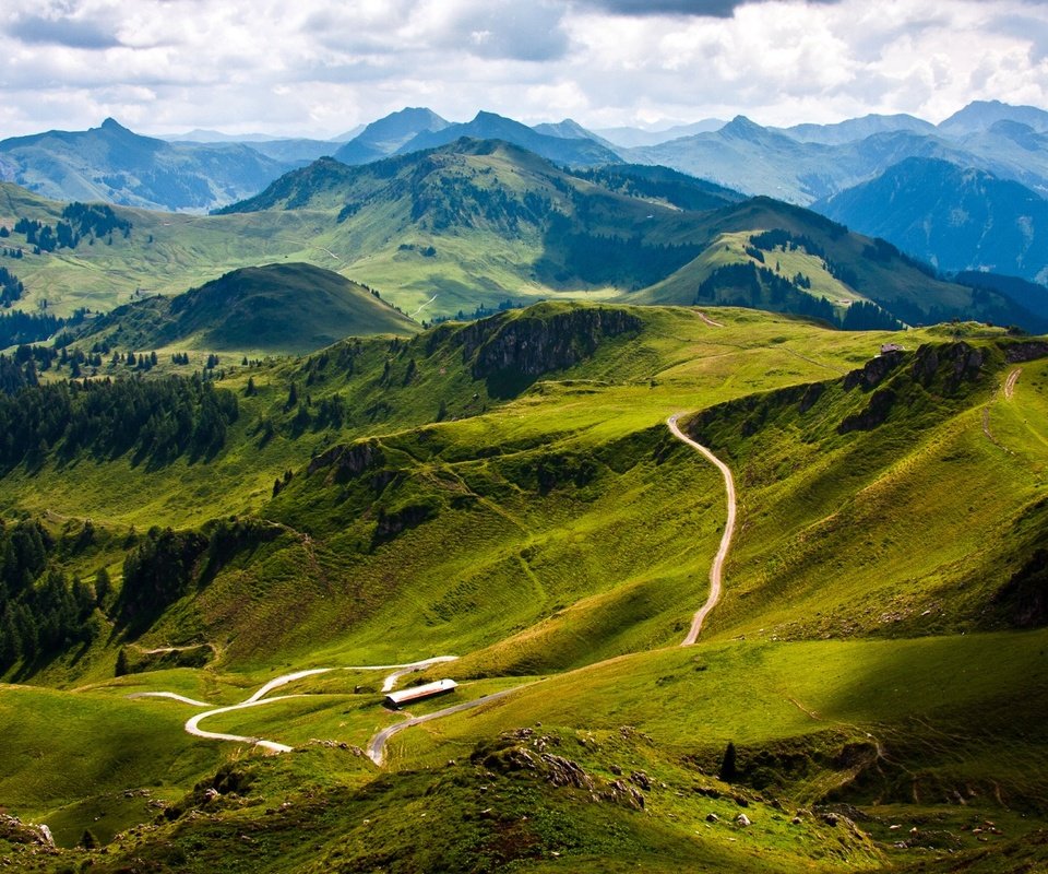 Обои дорога, австрия, облака, долина, деревья, kitzbuhel mountain, горы, холмы, природа, пейзаж, гора, road, austria, clouds, valley, trees, mountains, hills, nature, landscape, mountain разрешение 1920x1080 Загрузить