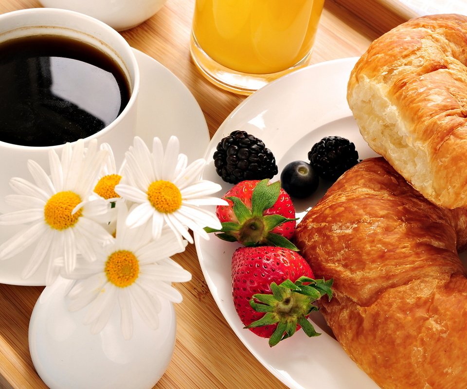 Обои еда, клубника, кофе, завтрак, круасан, сок, food, strawberry, coffee, breakfast, croissant, juice разрешение 1920x1200 Загрузить