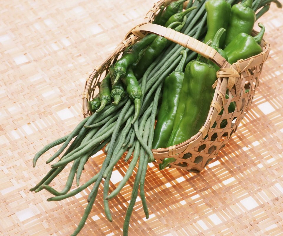 Обои овощи, корзинка, перец, фасоль, стручковая, vegetables, basket, pepper, beans, green разрешение 1920x2705 Загрузить