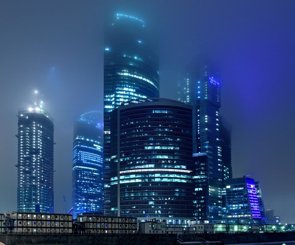 Обои ночь, огни, туман, москва, город, комплекс, night, lights, fog, moscow, the city, complex разрешение 2462x1600 Загрузить