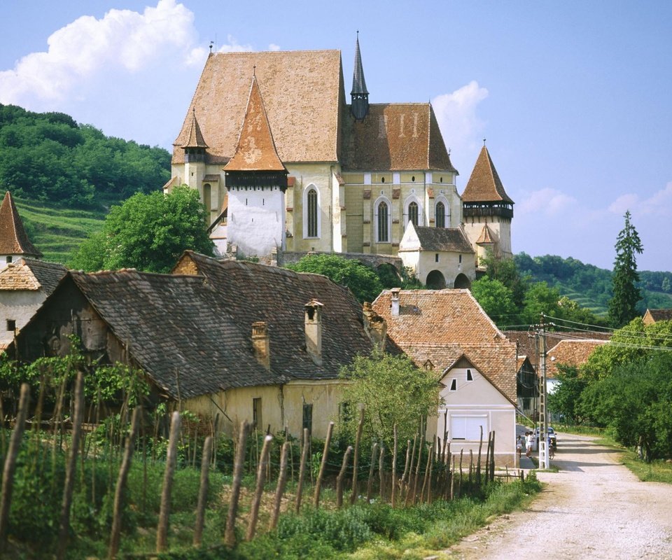 Обои дорога, лето, забор, церковь, road, summer, the fence, church разрешение 1999x1333 Загрузить