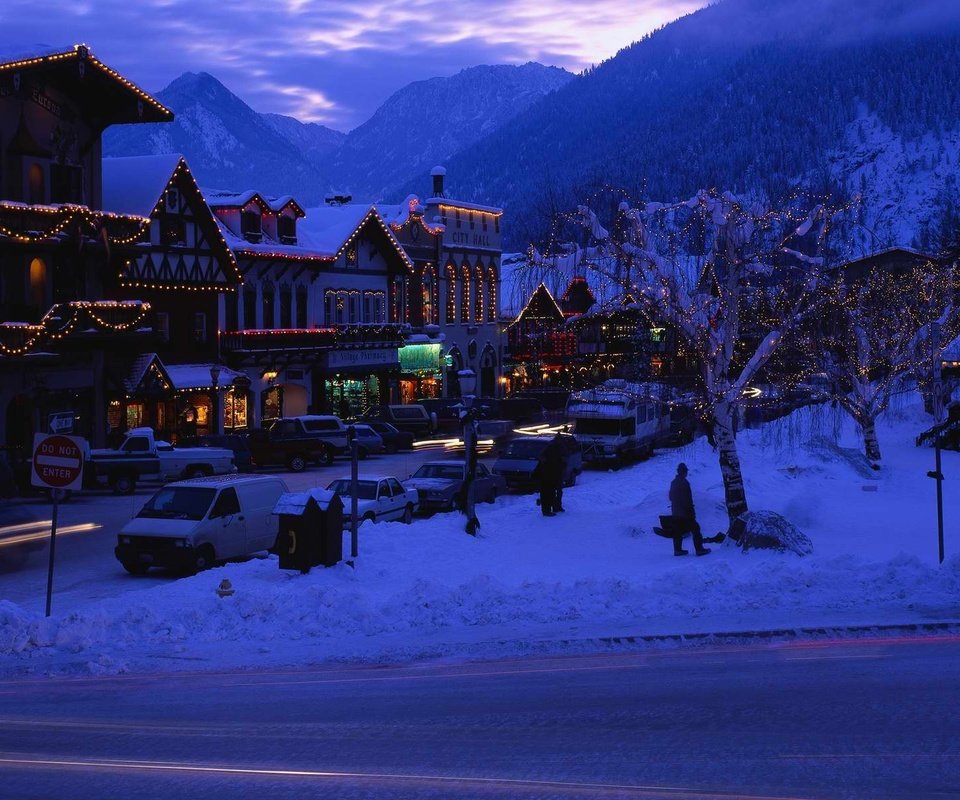 Обои вечер, горы, зима, городок, the evening, mountains, winter, town разрешение 3750x1200 Загрузить