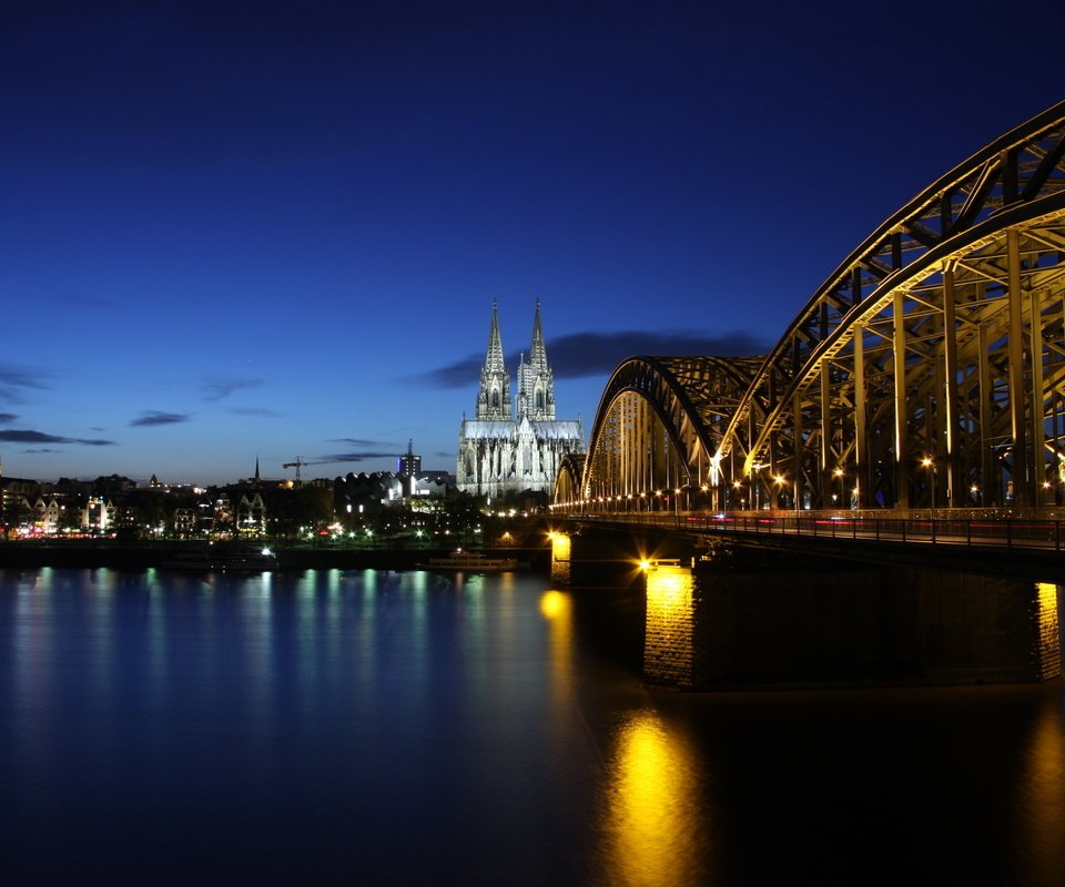 Обои вечер, мост, архитектура, здания, германия, освещение, кельн, the evening, bridge, architecture, building, germany, lighting, cologne разрешение 2560x1600 Загрузить