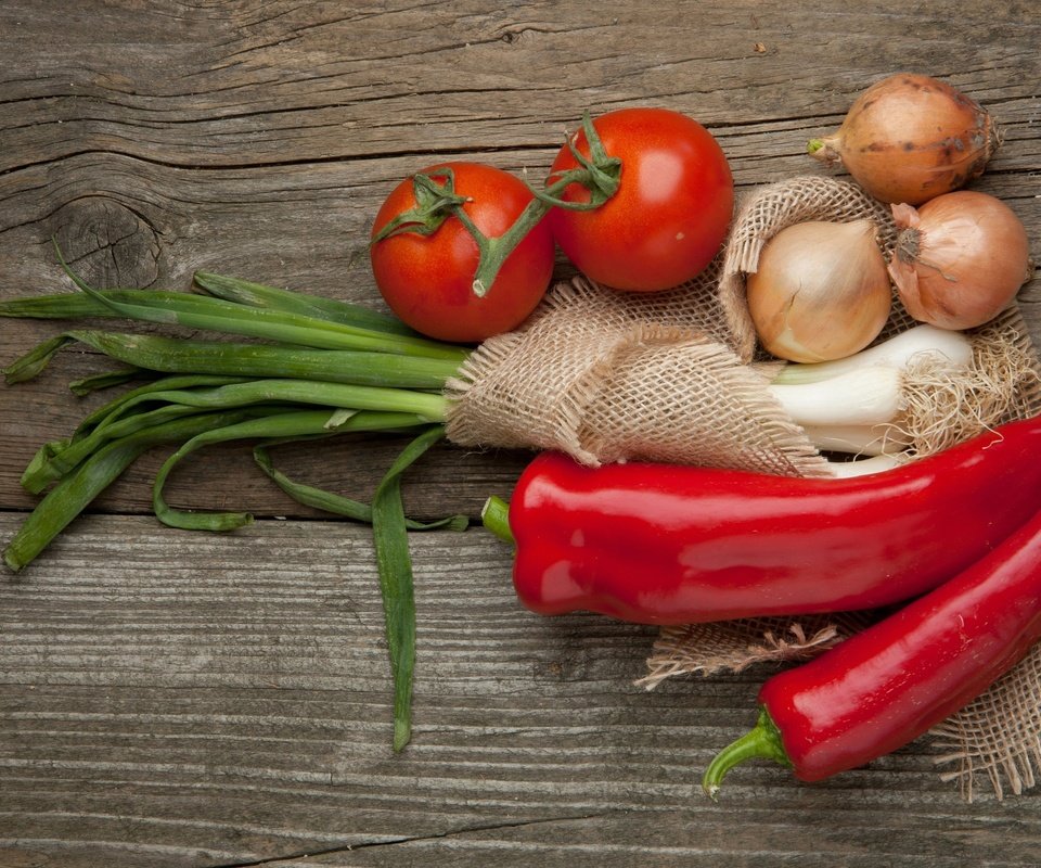 Обои лук, овощи, натюрморт, перец, томаты, bow, vegetables, still life, pepper, tomatoes разрешение 2560x1600 Загрузить