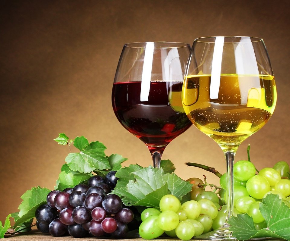 Обои виноград, вино, бокалы, бокалы с вином и виноград, grapes, wine, glasses, glasses with wine and grapes разрешение 2560x1440 Загрузить