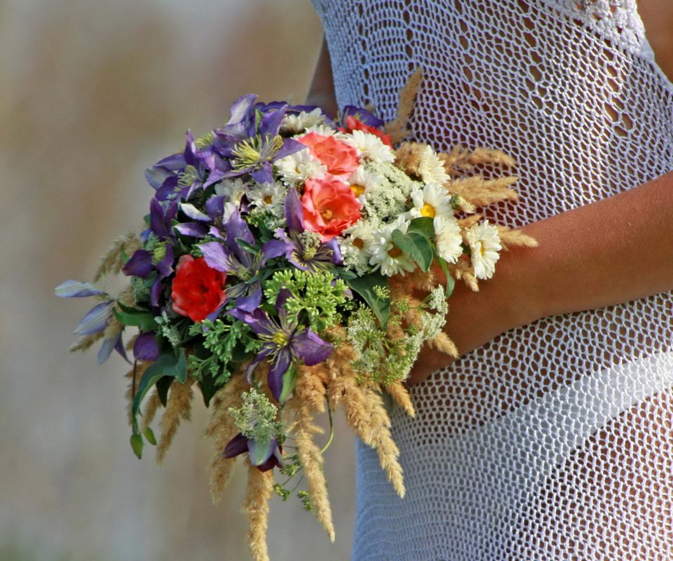 Обои букет невесты и вязаное свадебное платье, the bride's bouquet and knitted wedding dress разрешение 1920x1080 Загрузить