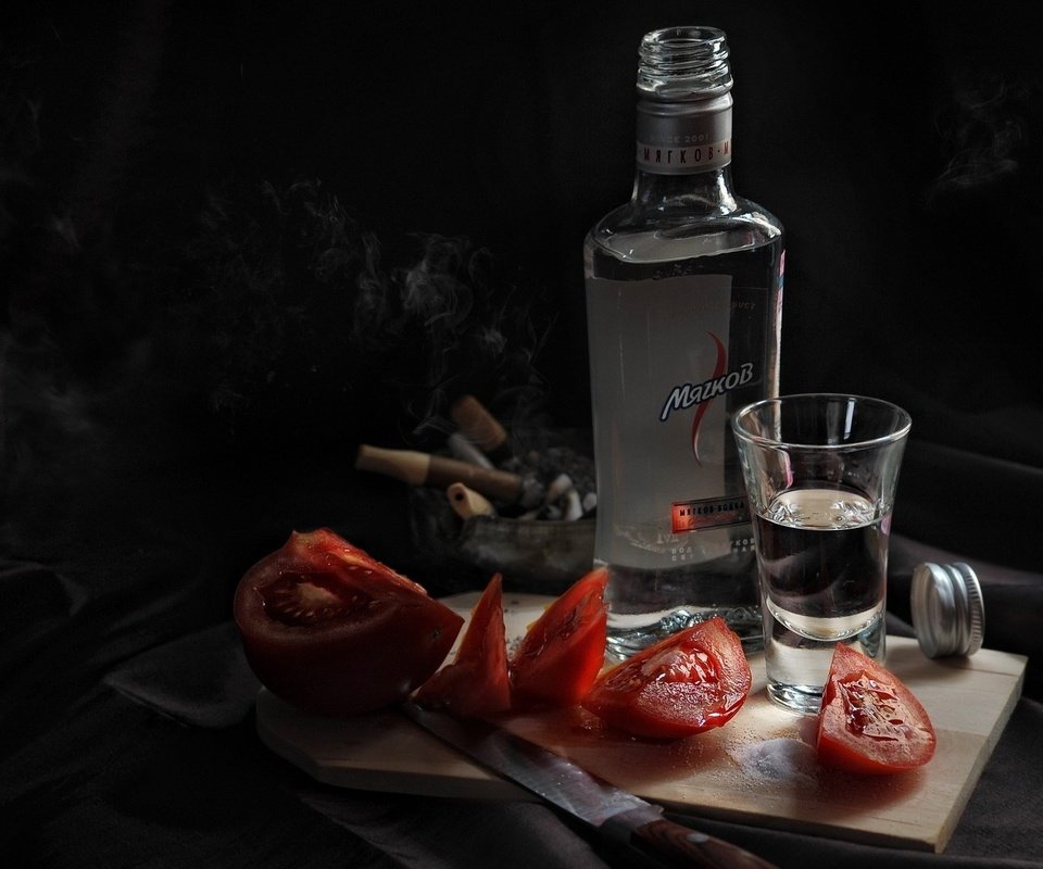 Обои доска, нож, водка, помидоры, рюмка, board, knife, vodka, tomatoes, glass разрешение 1920x1200 Загрузить