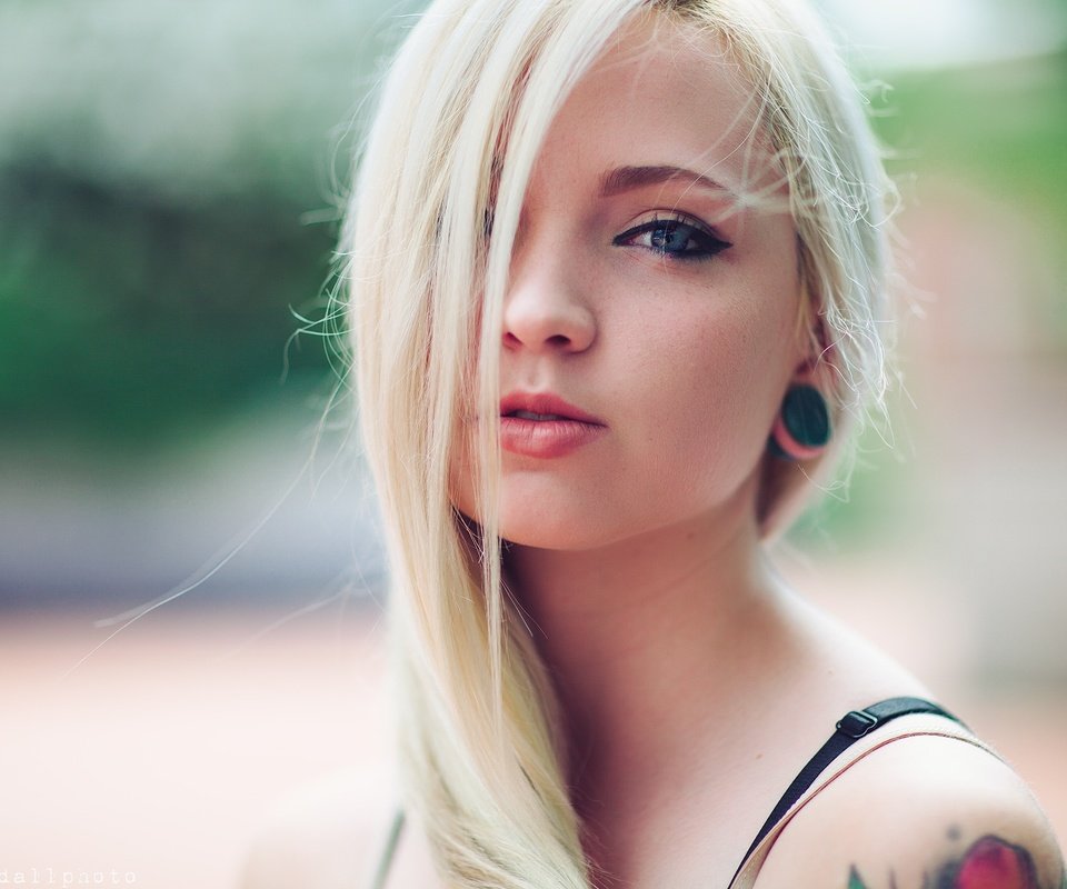 Обои глаза, блондинка, тату, фотограф, губы, лицо, девушка., aaron woodall, eyes, blonde, tattoo, photographer, lips, face, girl. разрешение 2048x1365 Загрузить