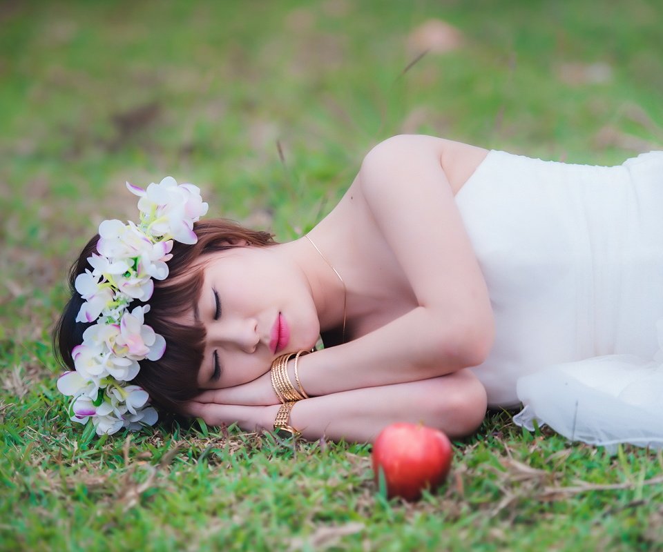 Обои цветы, трава, девушка, поза, яблоко, венок, азиатка, flowers, grass, girl, pose, apple, wreath, asian разрешение 2560x1539 Загрузить