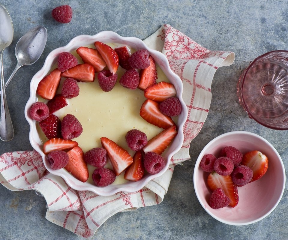 Обои малина, клубника, ягоды, стакан, пирог, anna verdina, ложки, raspberry, strawberry, berries, glass, pie, spoon разрешение 2000x1331 Загрузить