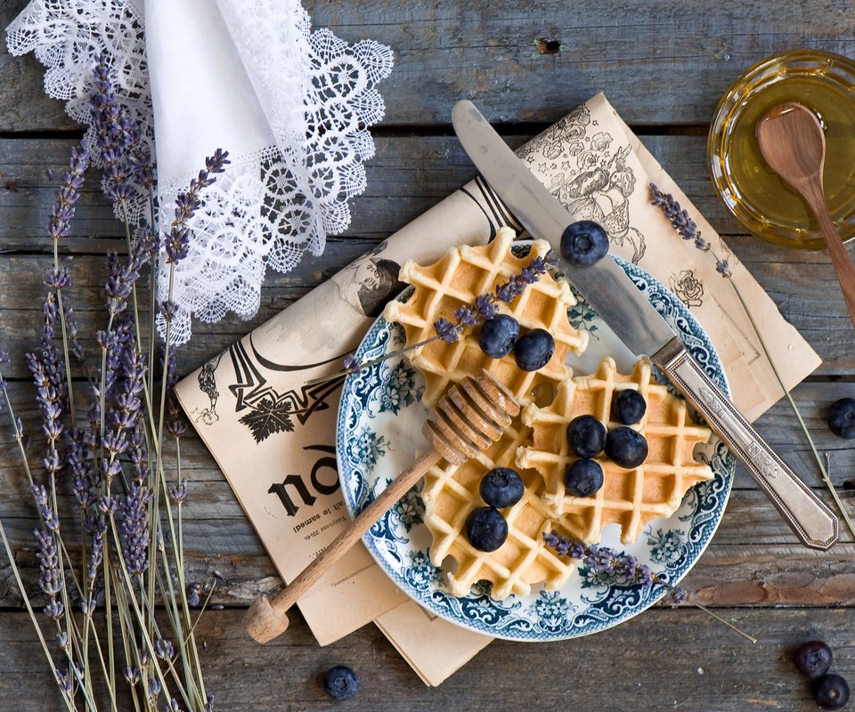 Обои лаванда, черника, мед, выпечка, вафли, anna verdina, lavender, blueberries, honey, cakes, waffles разрешение 2000x1331 Загрузить