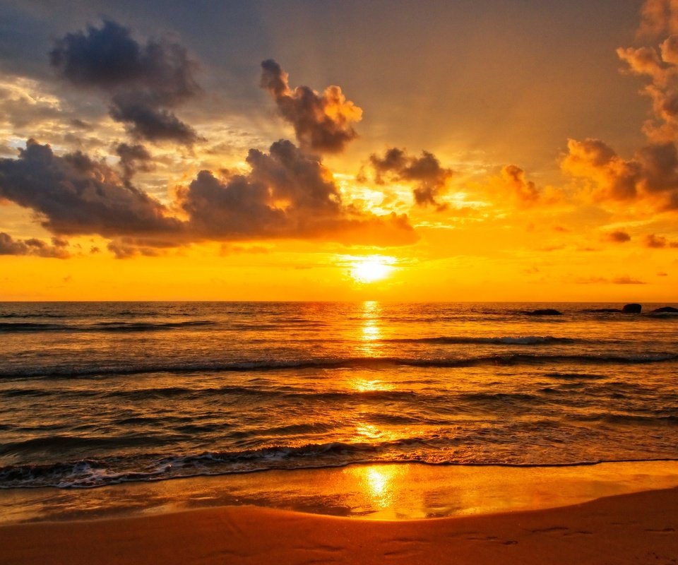 Обои облака, закат, отражение, пляж, волна, зеркало, оранжевое небо, clouds, sunset, reflection, beach, wave, mirror, orange sky разрешение 2048x1367 Загрузить