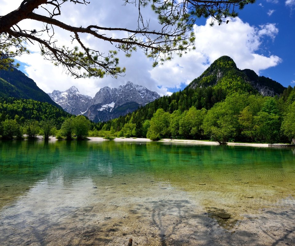 Обои небо, jasna lake, облака, озеро, горы, природа, лес, пейзаж, словения, the sky, clouds, lake, mountains, nature, forest, landscape, slovenia разрешение 3000x2002 Загрузить