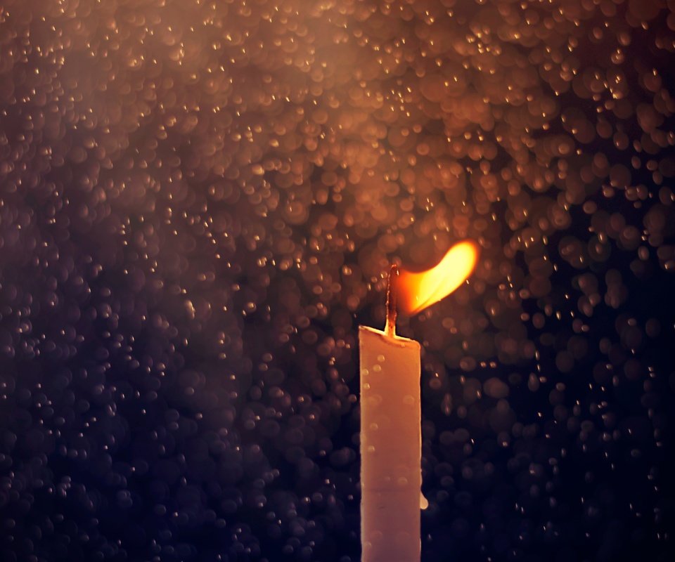 Обои макро, капли, огонь, дождь, свеча, macro, drops, fire, rain, candle разрешение 2048x1701 Загрузить