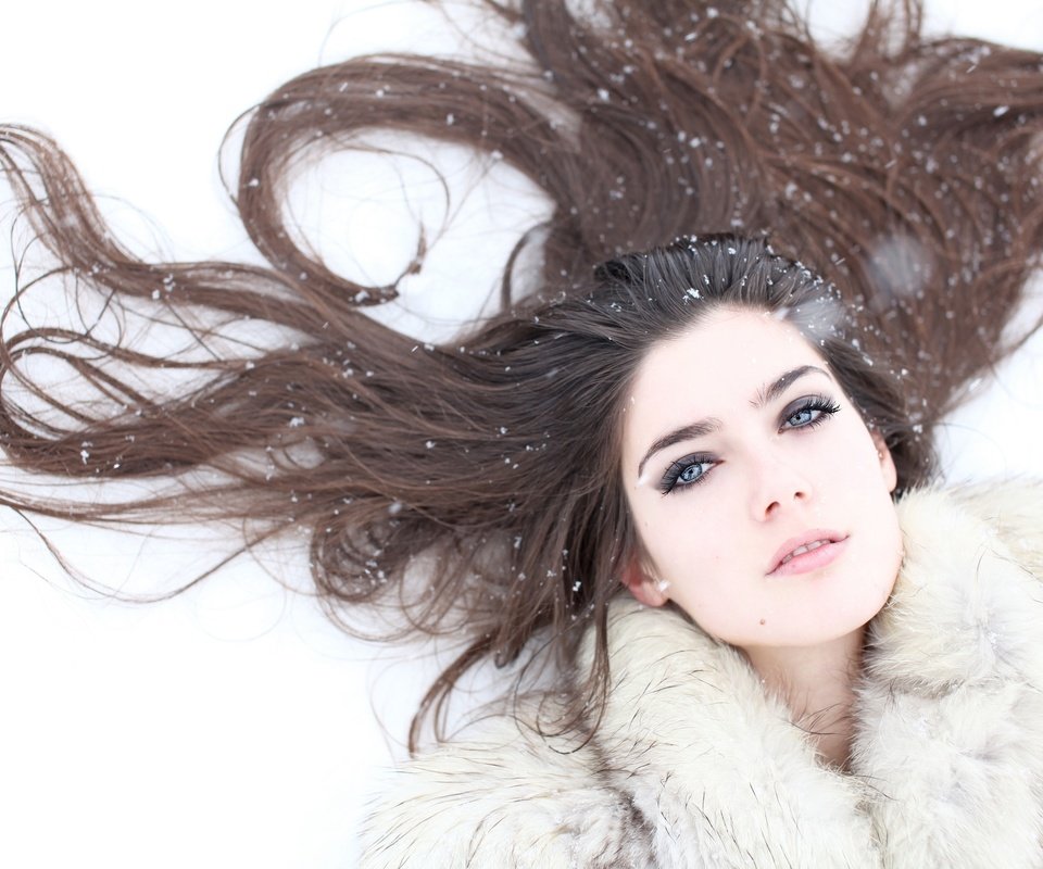 Обои снег, зима, снежинки, брюнетка, волосы, шуба, snow, winter, snowflakes, brunette, hair, coat разрешение 2048x1365 Загрузить